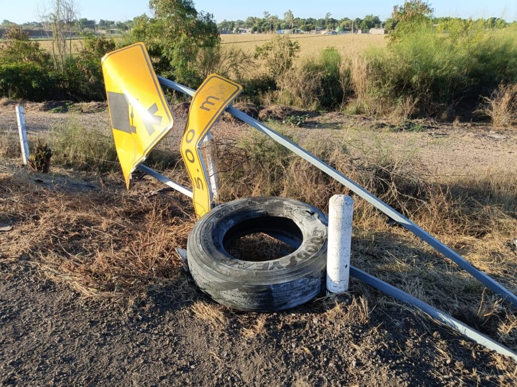 Tráiler de paquetería se accidenta en la autopista Benito Juárez en Salvador Alvarado