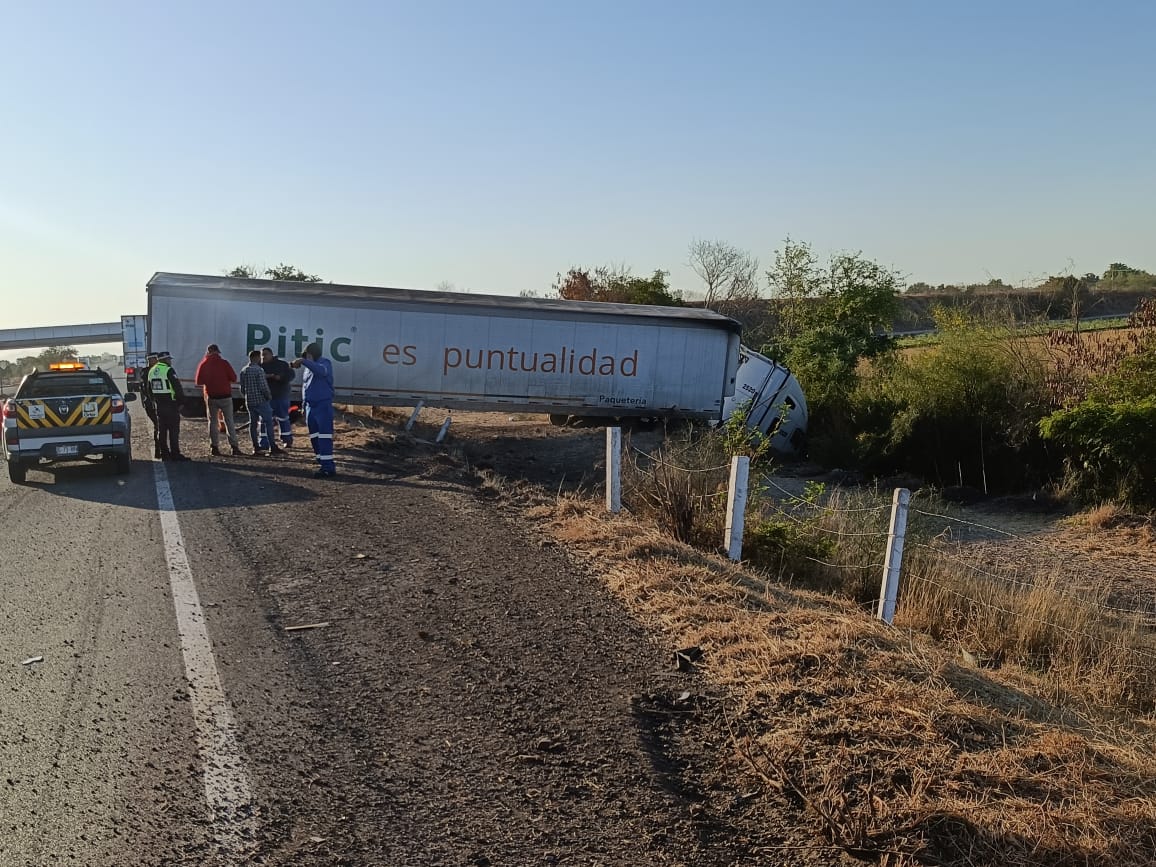 Tráiler de paquetería se accidenta en la autopista Benito Juárez en Salvador Alvarado