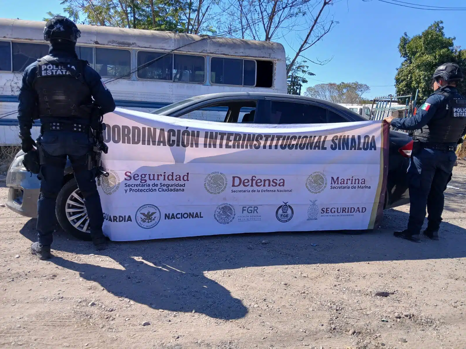 Autoridades junto al vehículo asegurado en Culiacán.