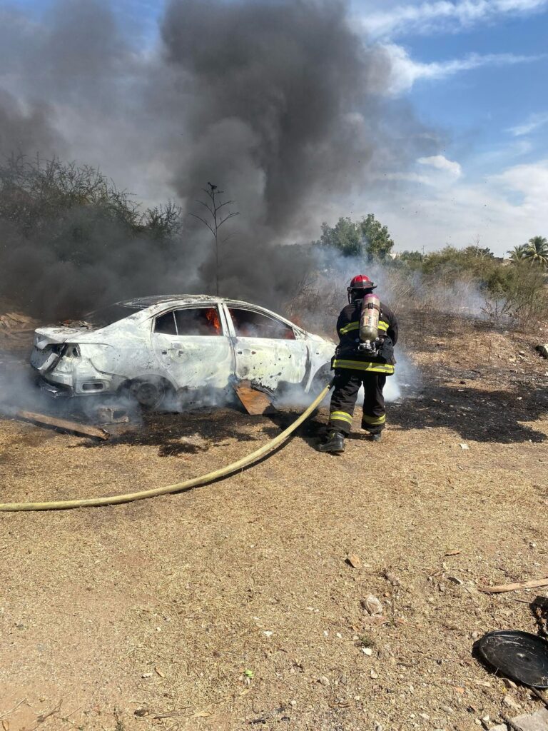 Elemento de Bomberos Veteranos Mazatlán sofocando el incendio del vehículo.