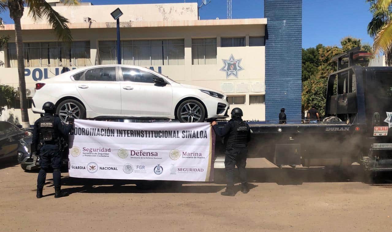 Autoridades con el vehículo con reporte de robo que fue recuperado en La Palma, Navolato.