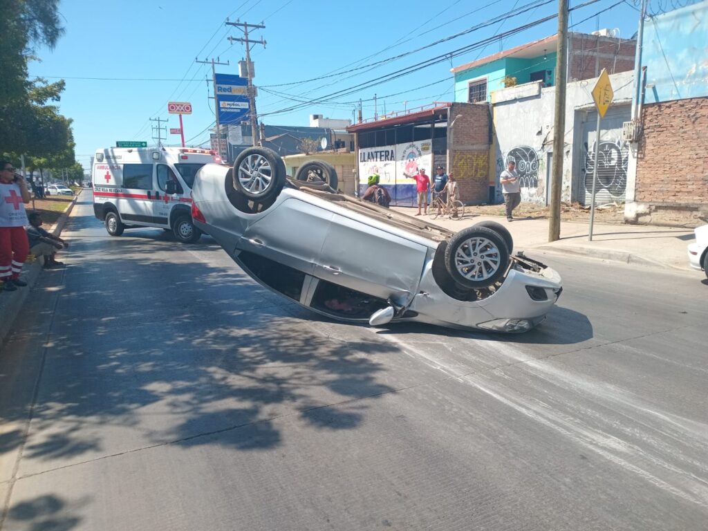 Vehículo Toyota Yaris volcado en la avenida Gabriel Leyva.