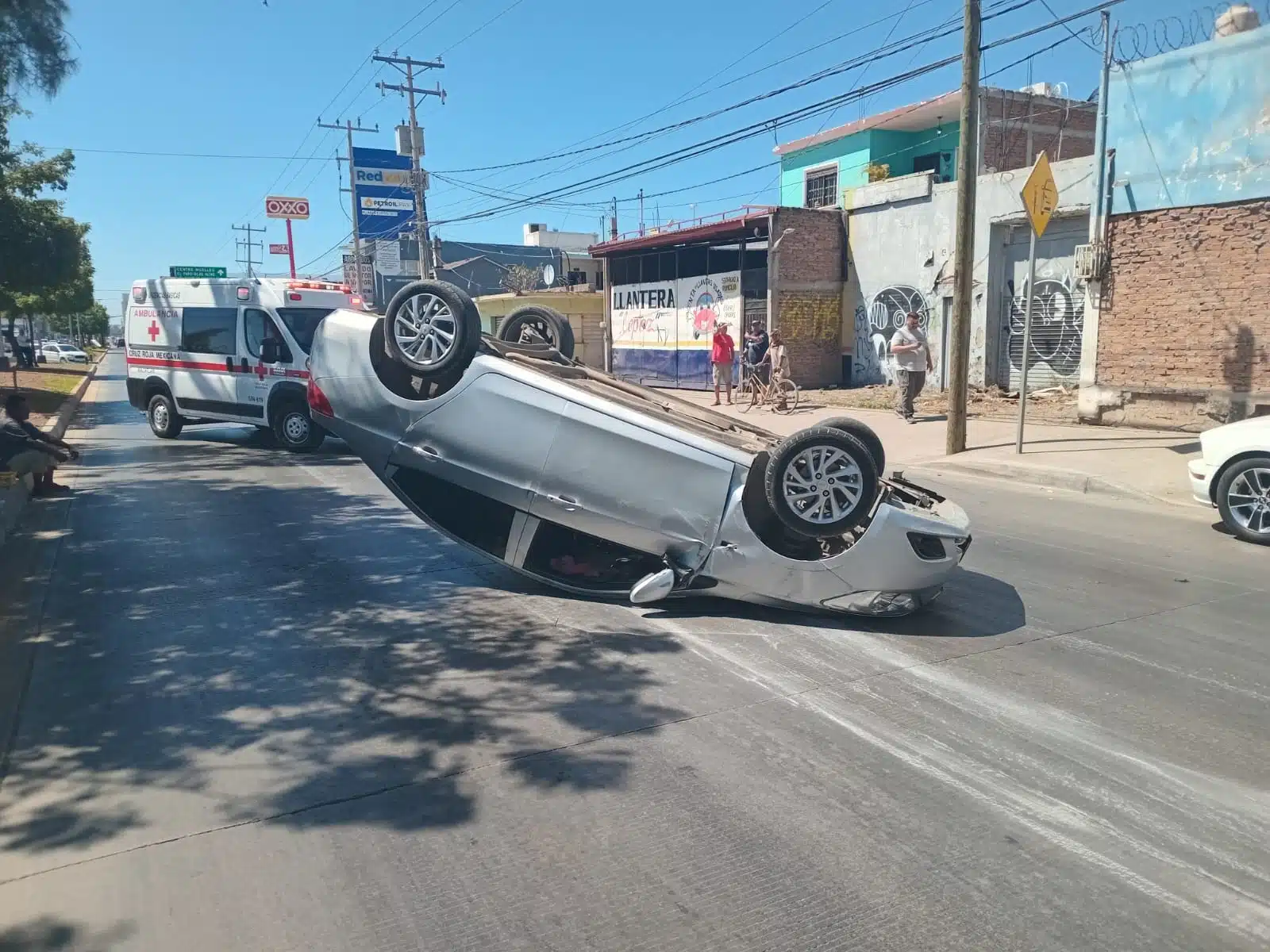 Vehículo Toyota Yaris volcado en la avenida Gabriel Leyva.