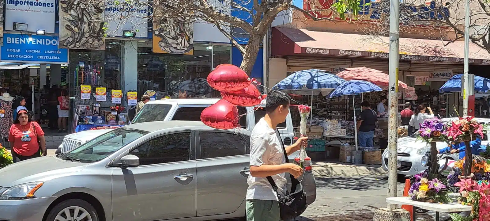 Vendedores ambulantes de Culiacán esperan ventas hasta del 80 % por la celebración de San Valentín