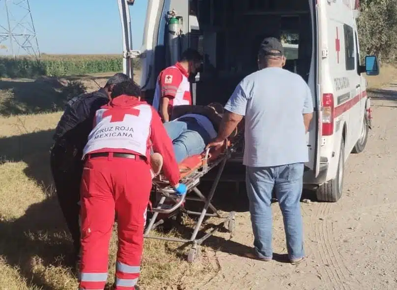 Paramédicos de Cruz Roja auxiliando a Luis Fernando.