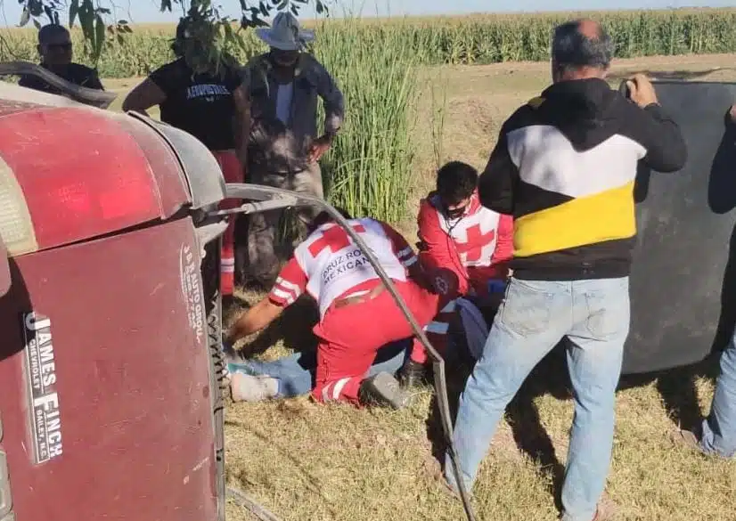 Paramédicos de Cruz Roja auxiliando a Luis Fernando.