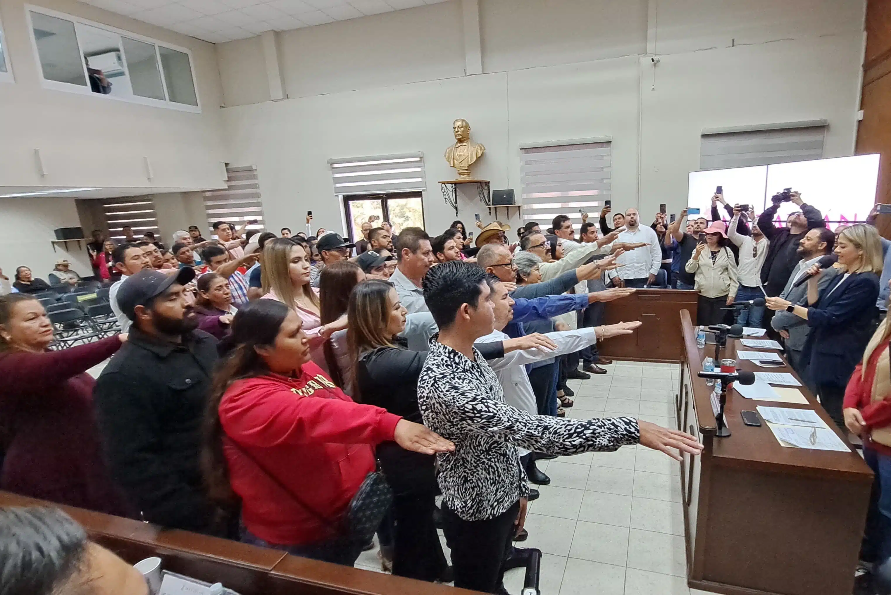 Síndicos y comisarios municipales rinden protesta ante el cabildo de Mazatlán