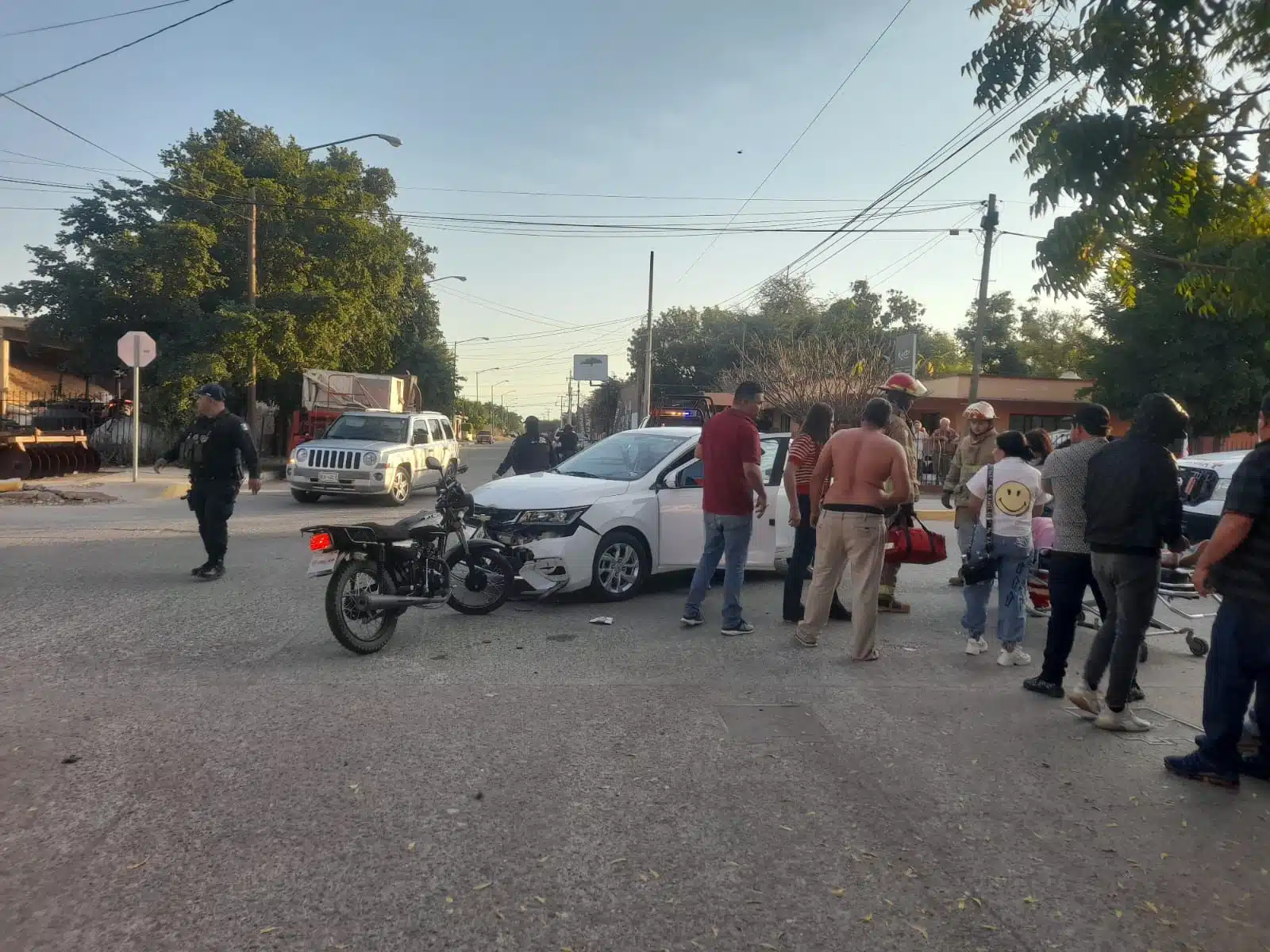 Choque entre auto y motocicleta deja dos lesionados en Mocorito