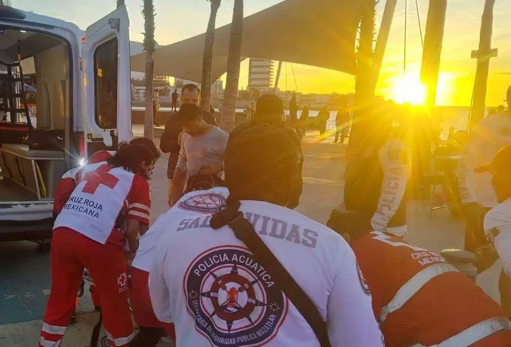 Heroico rescate: salvavidas de Mazatlán salvan a bañista de ahogarse cerca del Monumento al Pescador