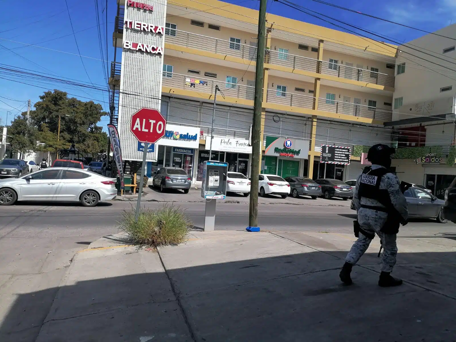 Plaza comercial con vigilancia de guardia nacional