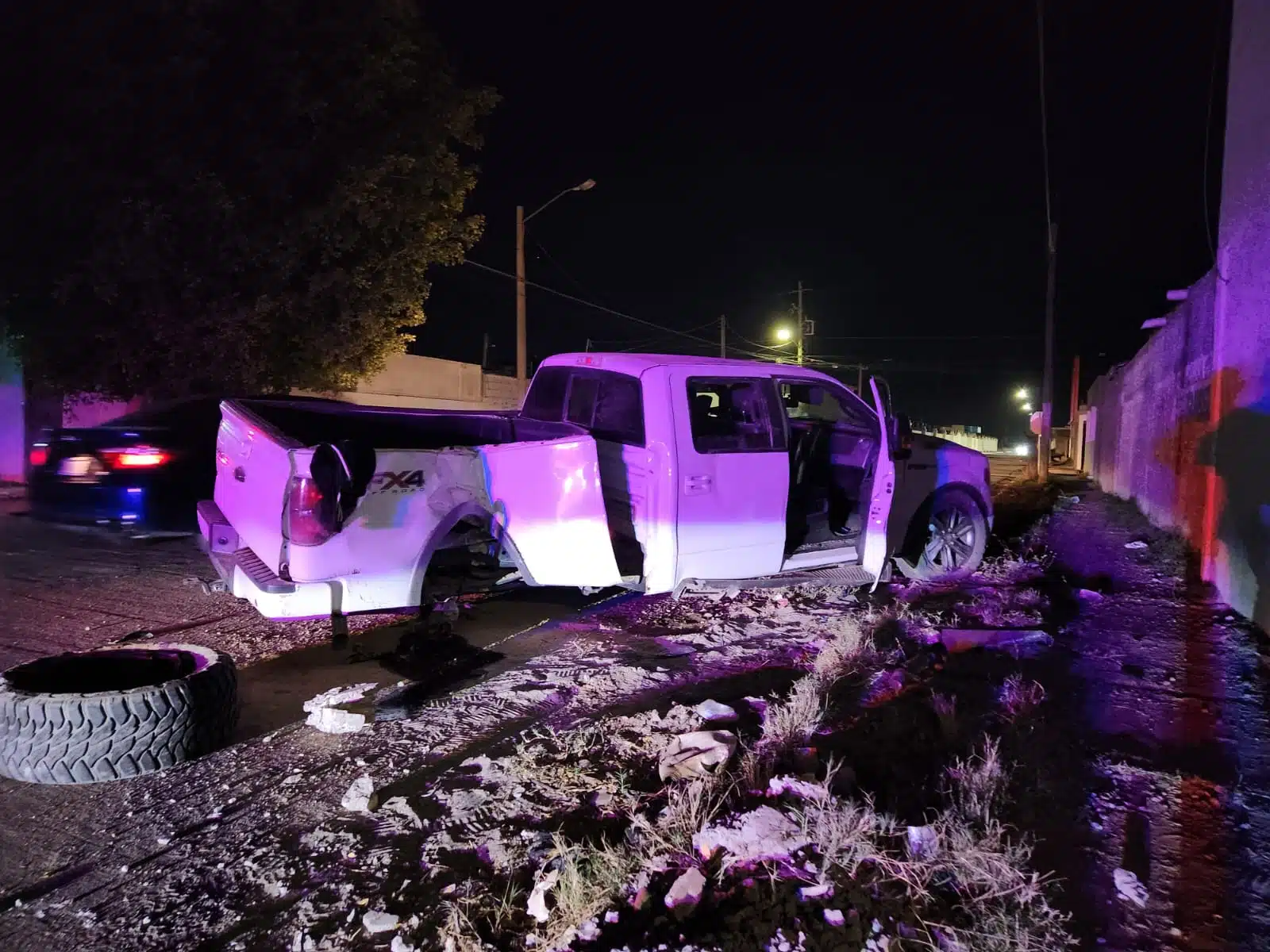 Choque manda a “volar” una camioneta y se impacta contra una vivienda en Los Mochis