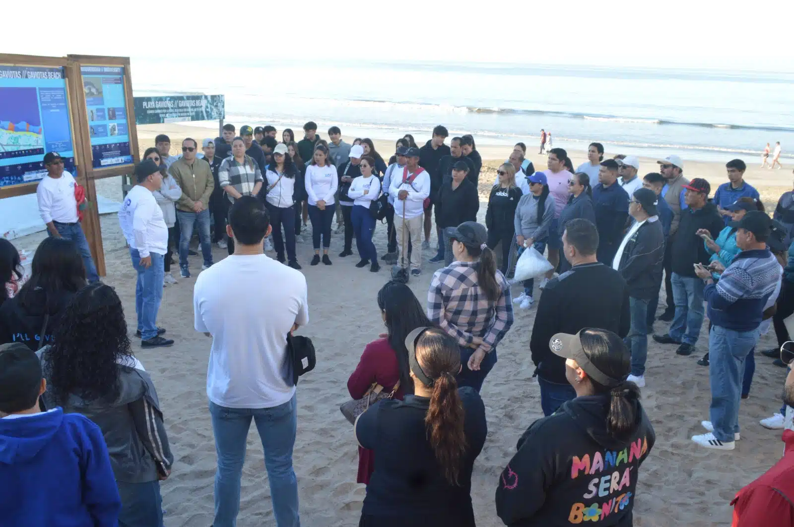 Suman esfuerzos y realizan jornada de saneamiento en playa Gaviotas, Mazatlán