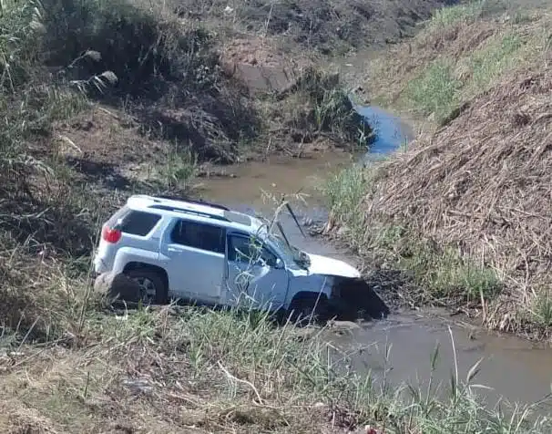 Una camioneta cae a un dren