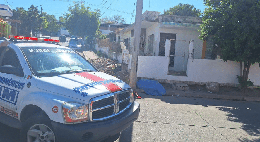 Camioneta de paramédicos estacionado en una calle de Culiacán