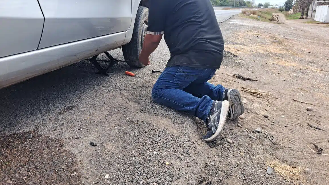 Auto ponchado por bache