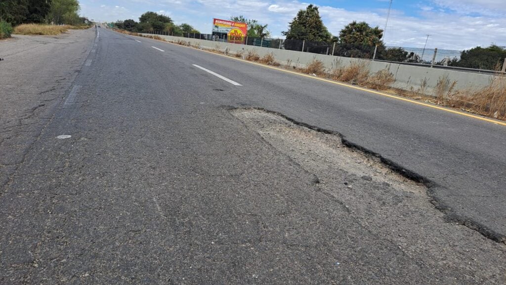 Peligroso bache en la carretera México 15 pone en riesgo a conductores