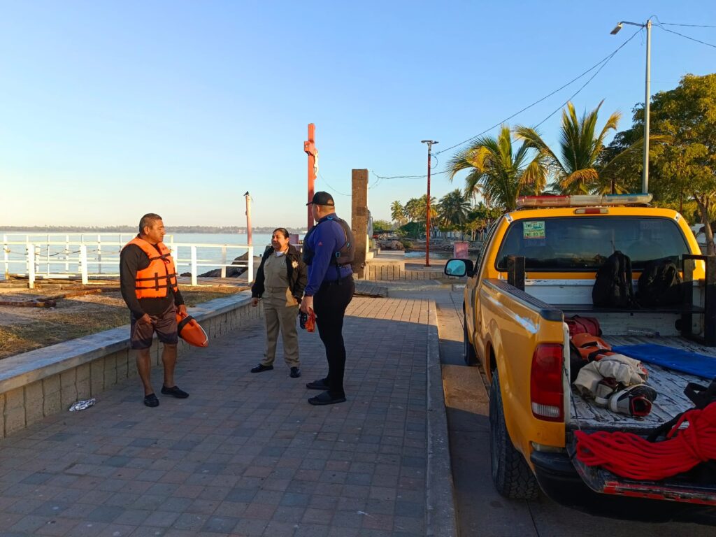 Elementos de protección civil en puerto de Mazatlán