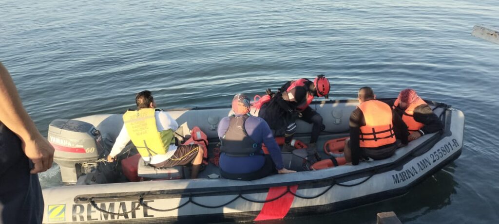 eleemntos de protección civil en lancha en busqueda de ballena