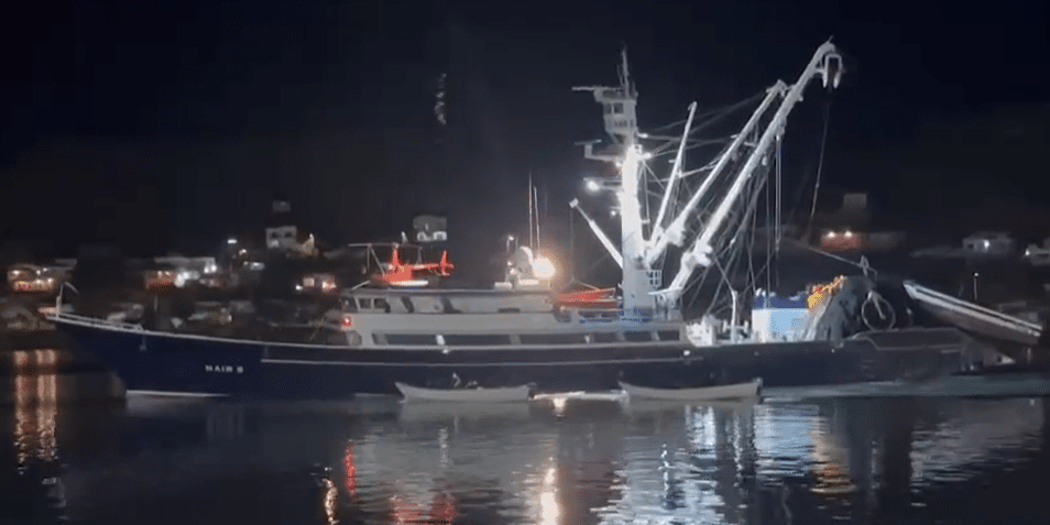 Lanchas con músicos reciben a barco