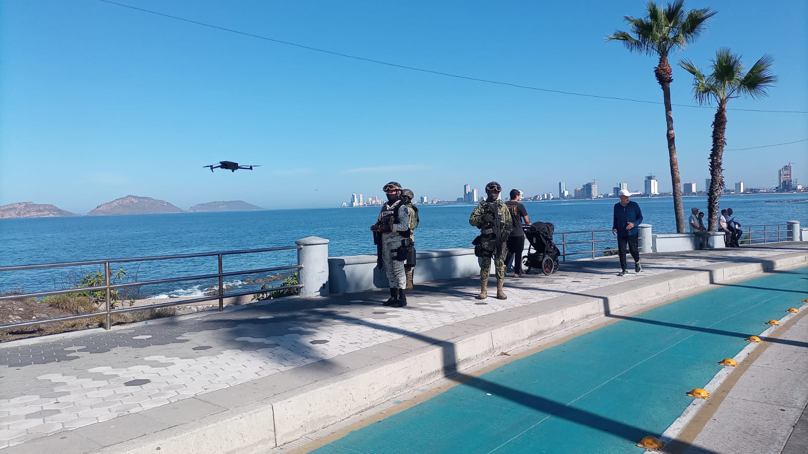 Barrido en malecón de Mazatlán