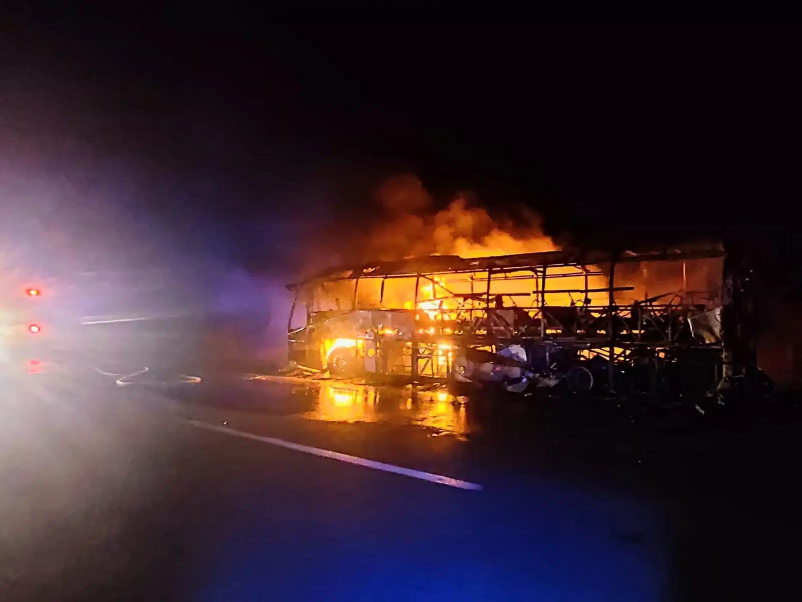 Falla mecánica causa incendio en autobús.