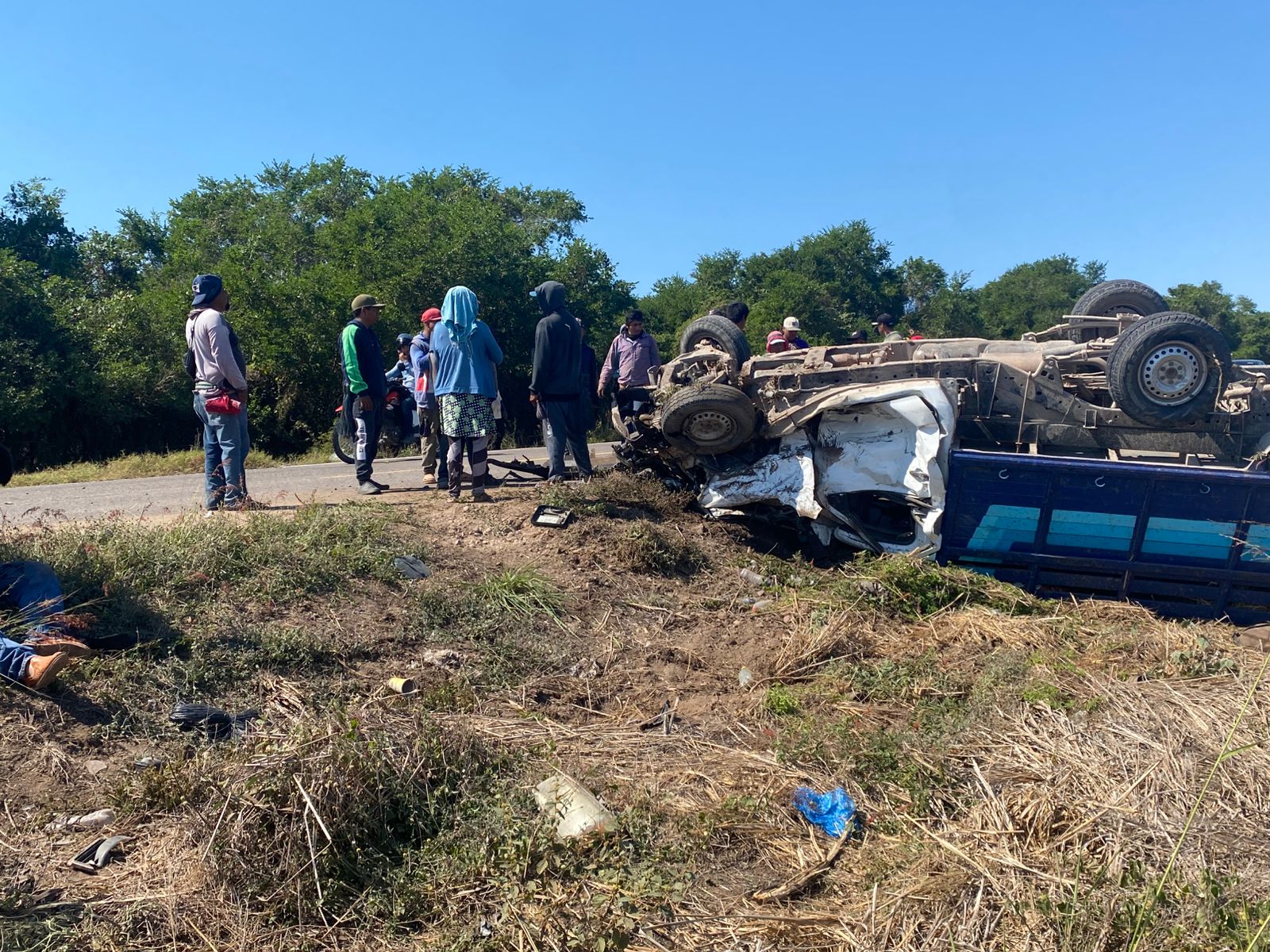 Camioneta volcada tras choque