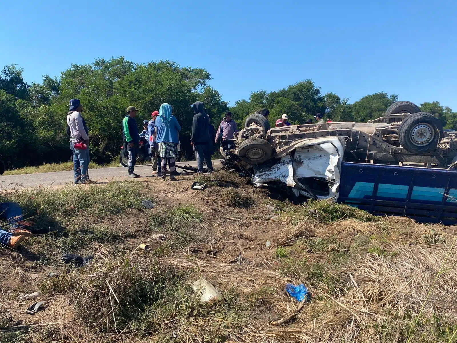 choque entre camionetas en carretera de escuinapa