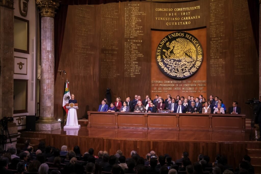 Funcionarios acompañando a Claudia Sheinbaum en la conmemoración del 108 aniversario de la Constitución de 1917.