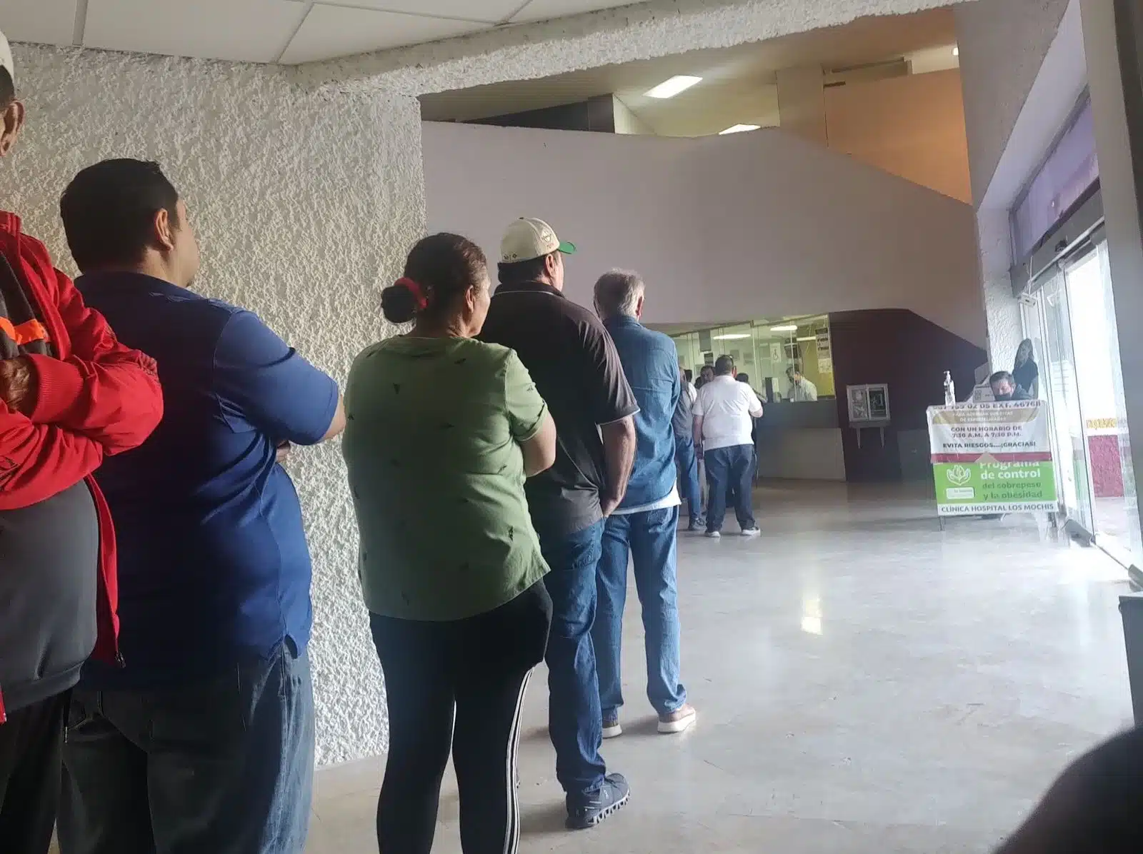 Fila de pacientes en clínica Issste Los Mochis