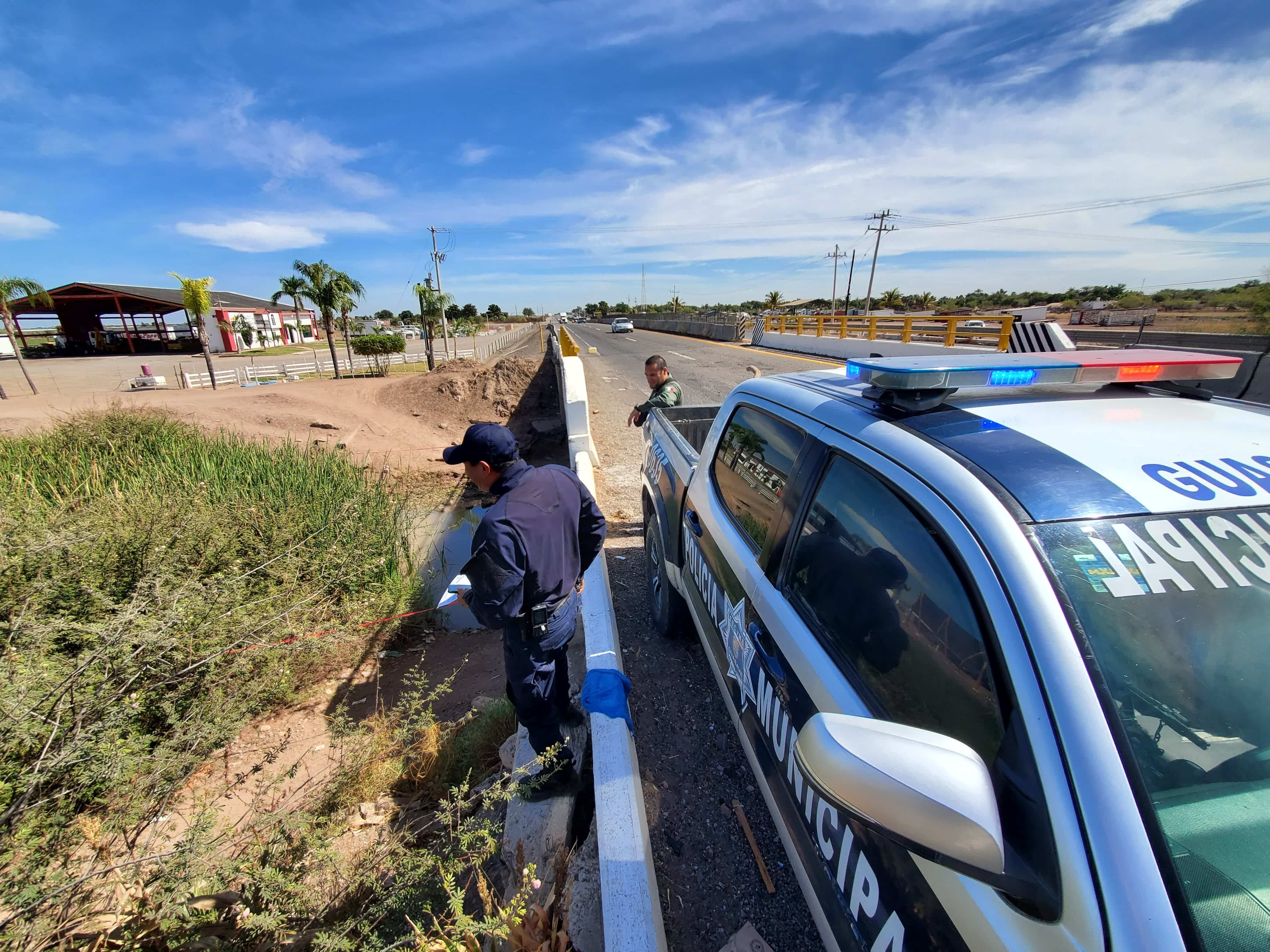 Policías en dren de la sindicatura de El Burrión