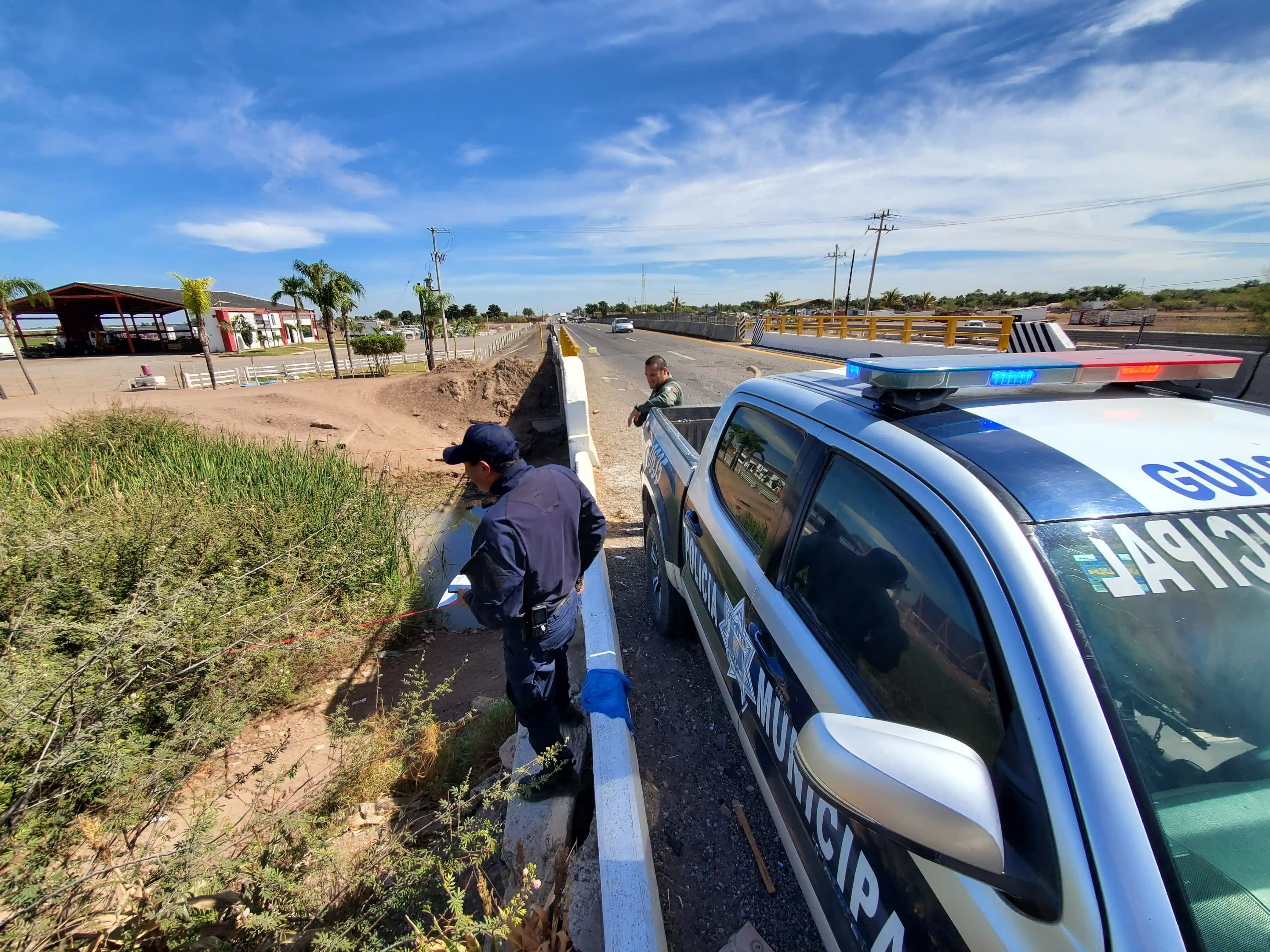 Policías en dren de la sindicatura de El Burrión