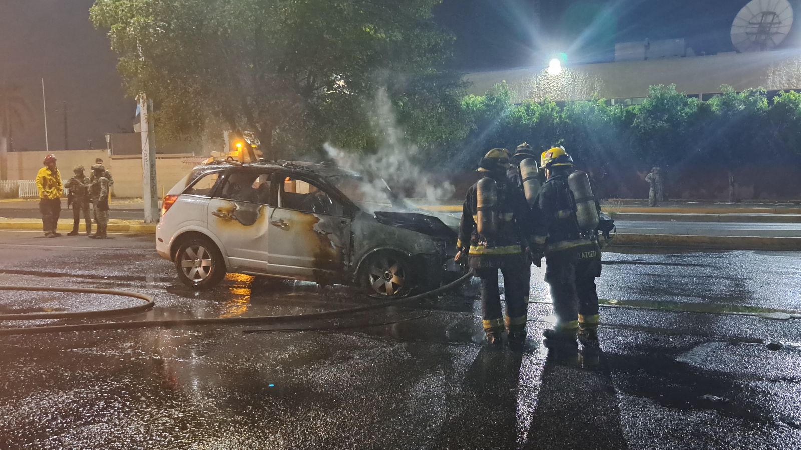 Bomberos de Culiacán apagan el incendio sobre un vehículo