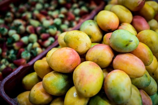Caja repleta de mangos