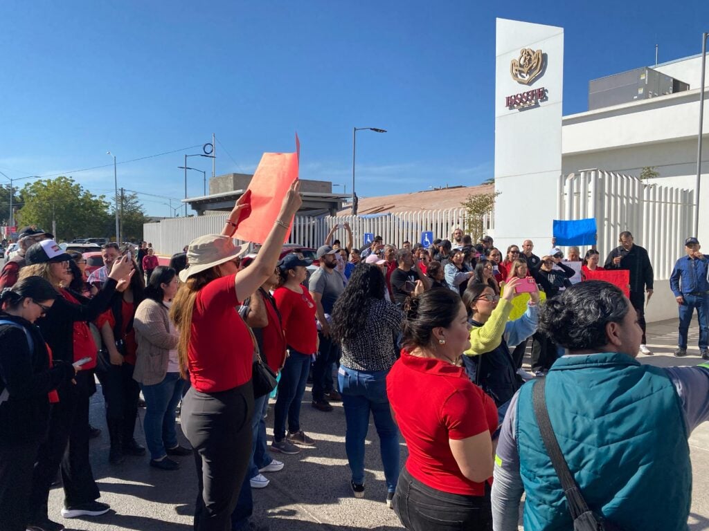 Manifestación de maestros en Guasave contra reforma del Issste