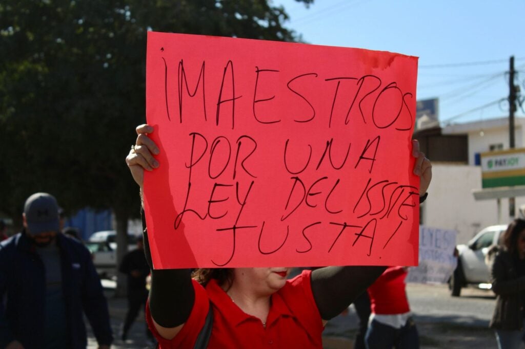 Manifestación de maestros en Guasave contra reforma del Issste