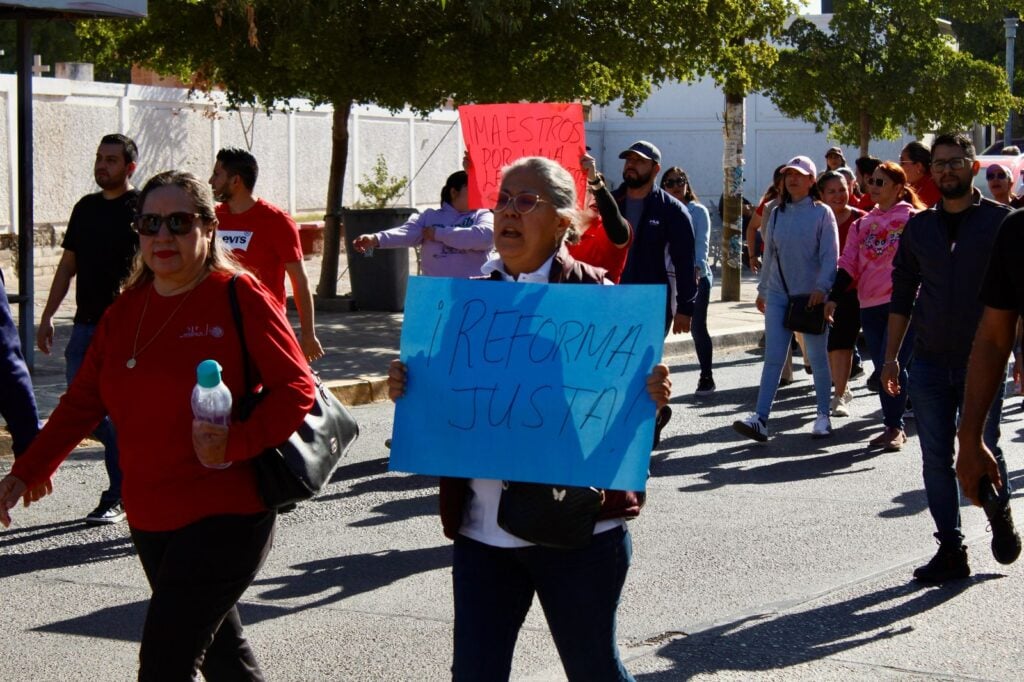 Manifestación de maestros en Guasave contra reforma del Issste