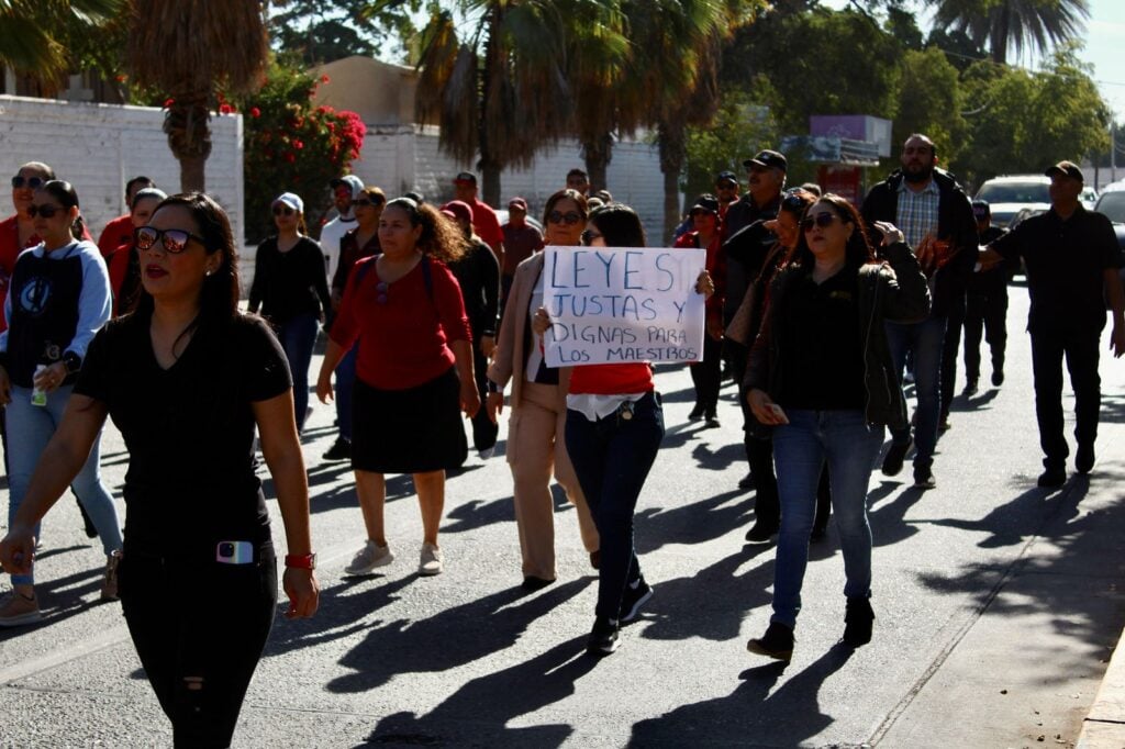 Manifestación de maestros en Guasave contra reforma del Issste