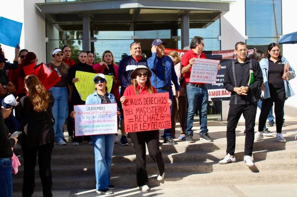 Manifestación de maestros en Guasave contra reforma del Issste