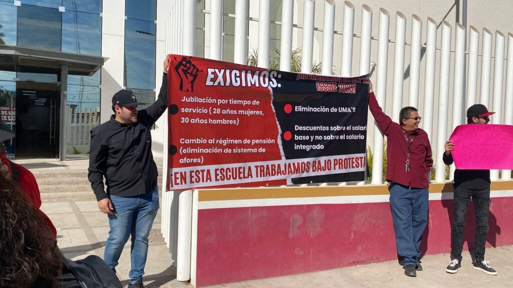 Manifestación de maestros en Guasave contra reforma del Issste