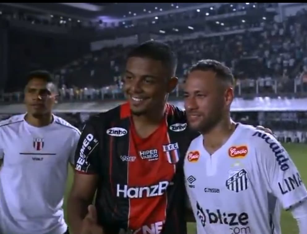 Neymar se toma algunas fotos con los asistentes
