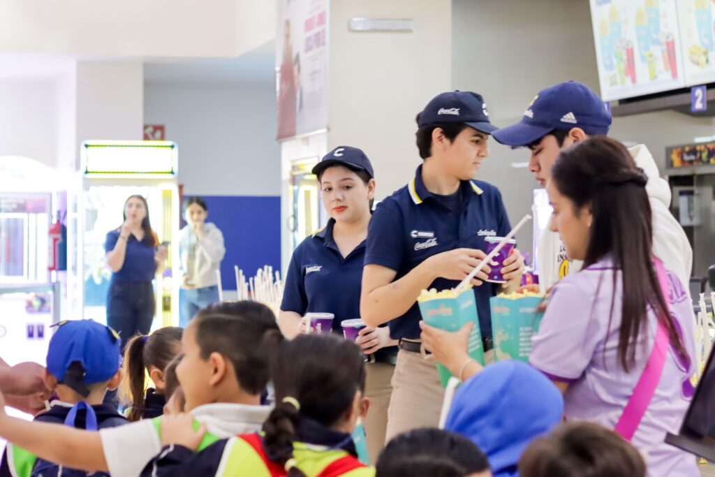 Niños de Ahome van al cine