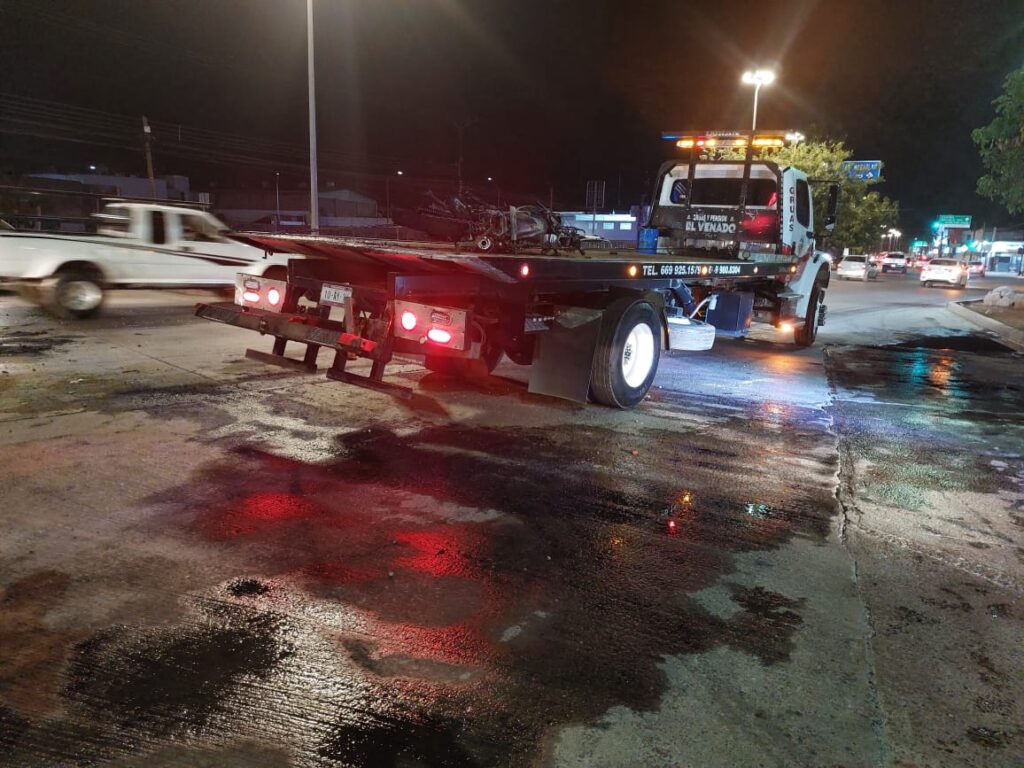 Motocicleta es llevada por una grúa