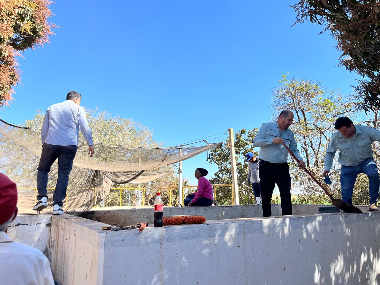 Personal de Coepriss evaluando la planta potabilizadora del ejido La Arrocera.