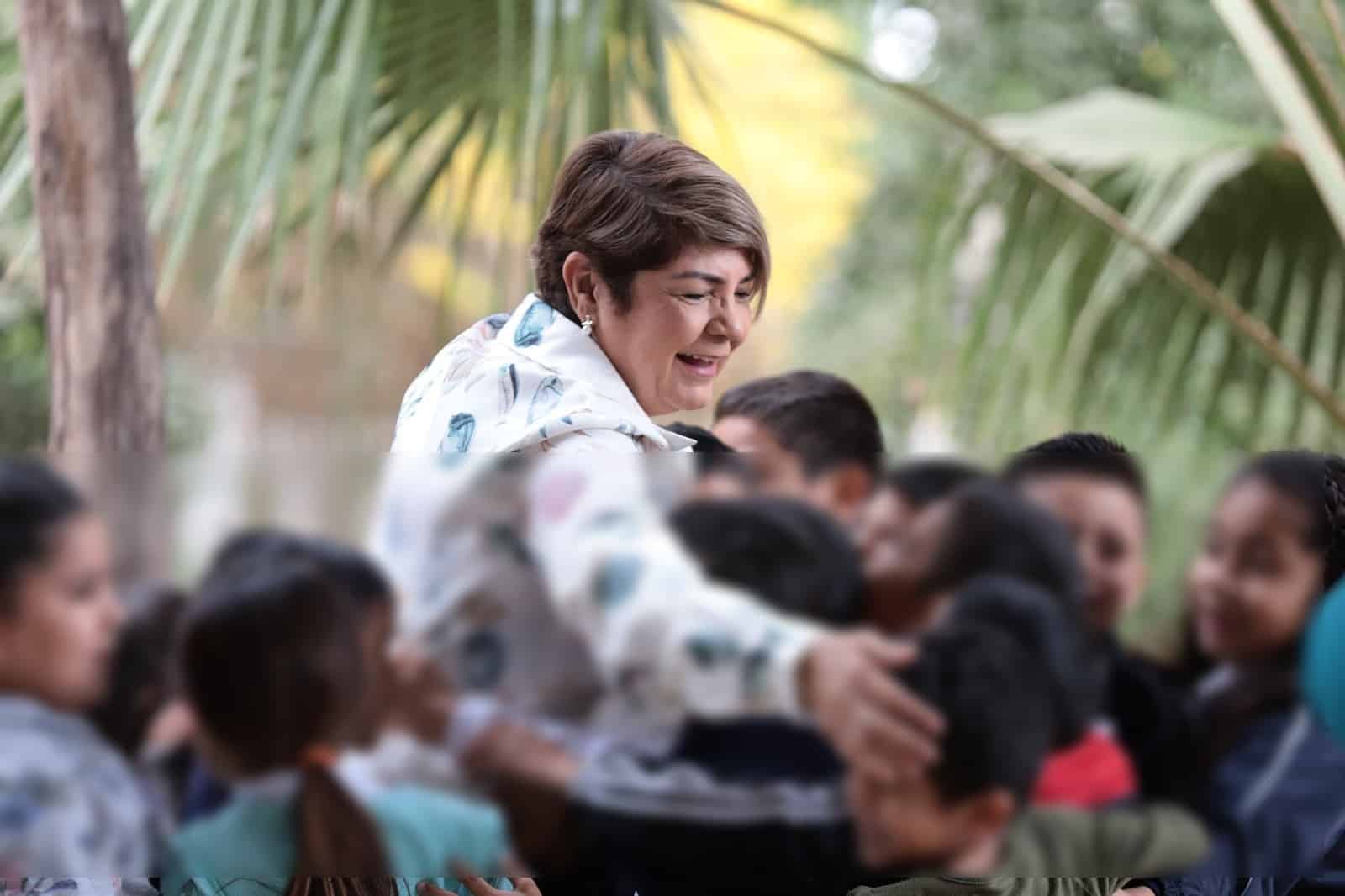 Cecilia Ramírez Montoya con niños de primaria