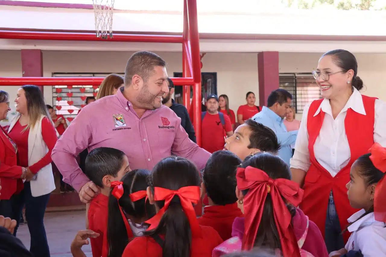 Alacalde de Badiraguato con niños