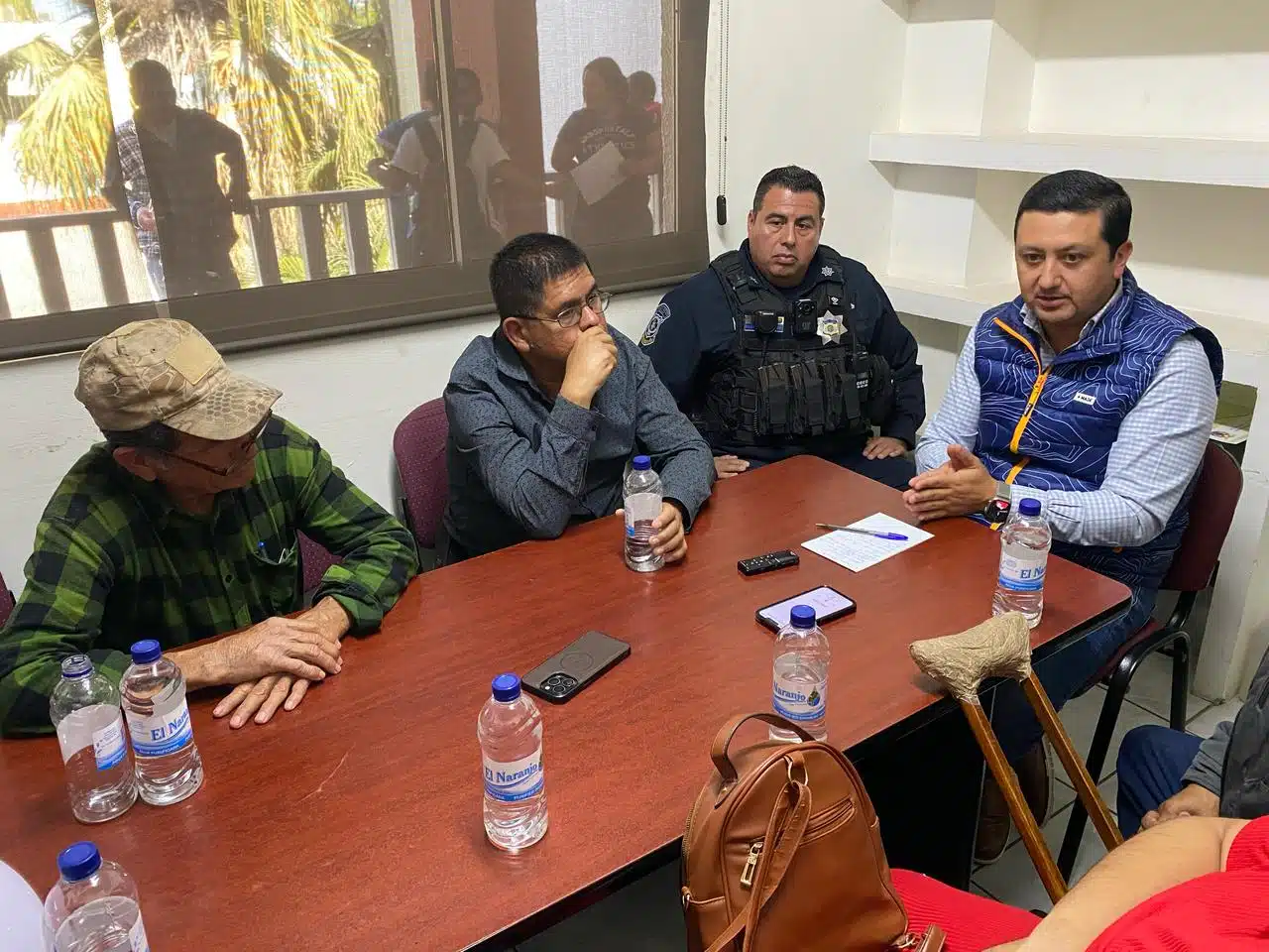 Reunión entre el secretario del ayuntamiento y manifestantes