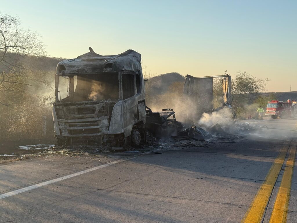 Restos del tráiler tras el incendio