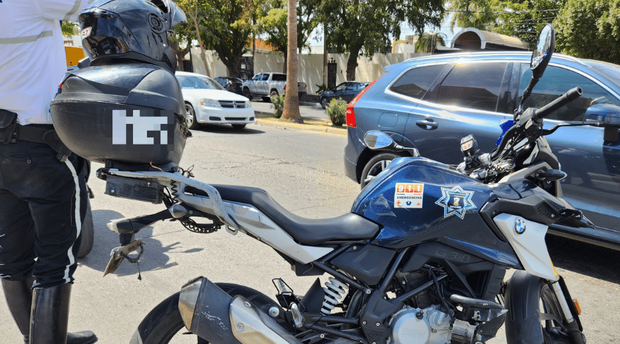 Motocicleta de tránsito de Ahome estacionada en la calle