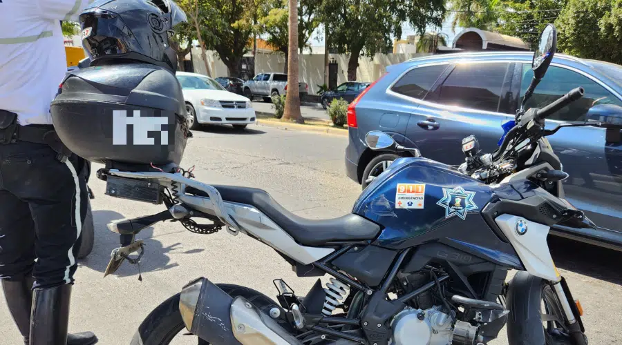 Motocicleta de tránsito de Ahome estacionada en la calle