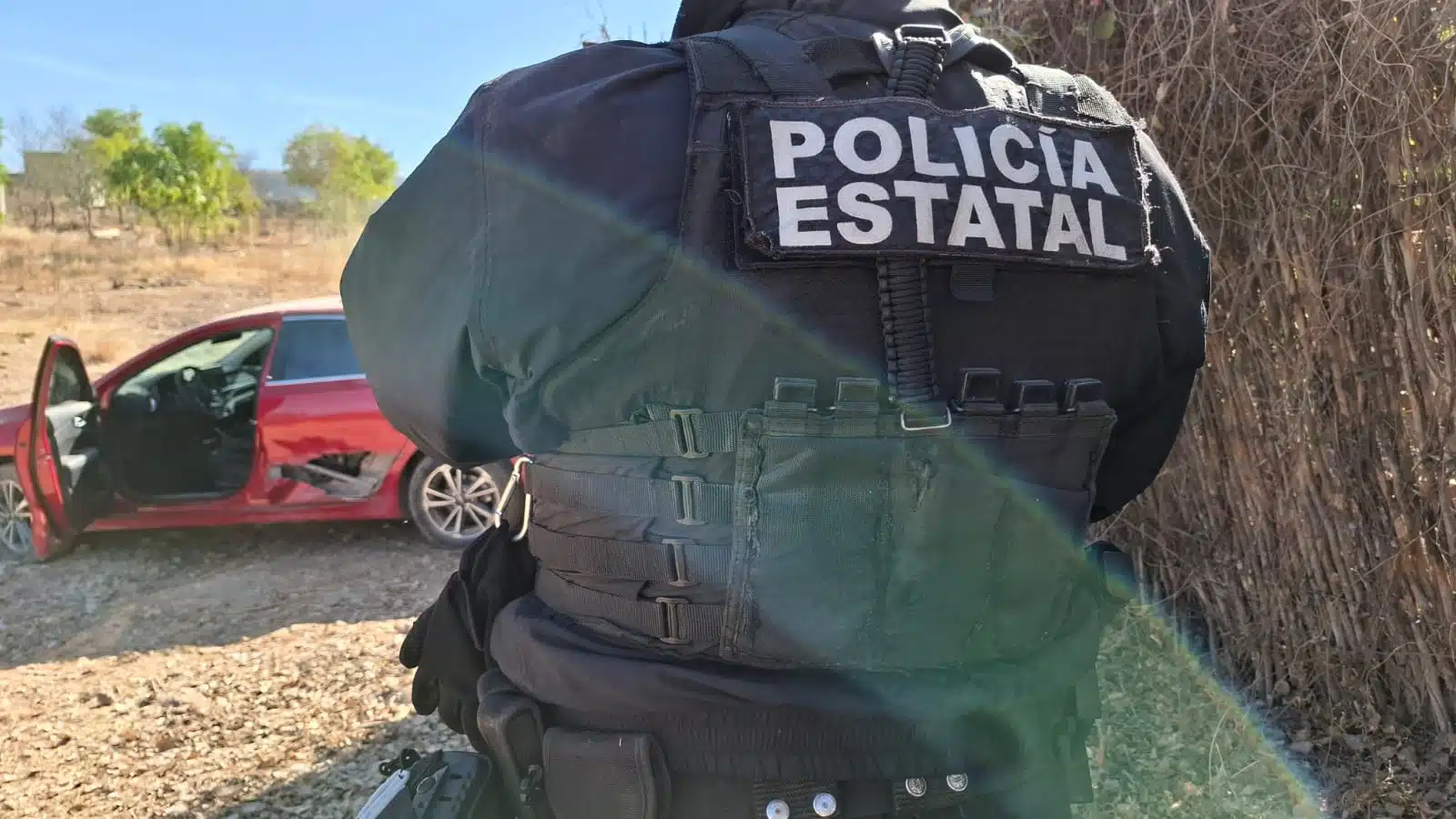 Policía Estatal con vehículo asegurado en Culiacán